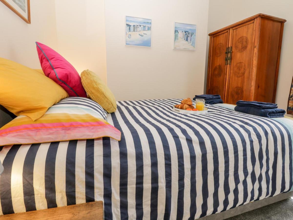 Вилла Harbour Hideaway Уитби Экстерьер фото